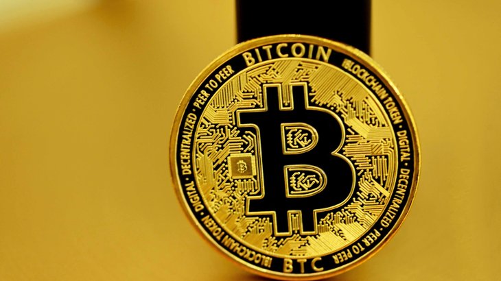 در بحبوحه هیجان بازار، قیمت بیت کوین برای مدت کوتاهی به 107000 دلار رسید